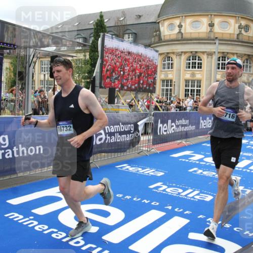 29.06.2025 - hella hamburg halbmarathon Michael Strokosch http://msf.ph/oto/8251324 29.06.2025 10:50:03 Ziel 1216, 1321, 2020, 2540, 3692, 3852, 7100, 7657, 8454, 9213, 9491, 12271, 12527, 12733, 13225, 13758, 16403, 16716, 16732, 16887, 18884, 19112 meine-sportfotos.de