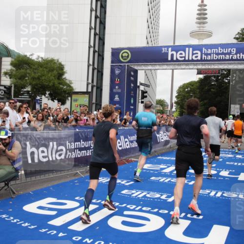 29.06.2025 - hella hamburg halbmarathon Michael Strokosch http://msf.ph/oto/8251337 29.06.2025 10:58:22 Ziel 1595, 4592, 4708, 6104, 6138, 6147, 9230, 9485, 11645, 14631, 15434, 18068 meine-sportfotos.de