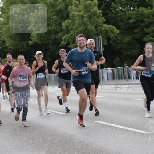 29.06.2025 - hella hamburg halbmarathon Jannik Wohlers http://msf.ph/oto/8251339 29.06.2025 10:31:01 Lombardsbrücke 1292, 1979, 2414, 2914, 4817, 5165, 5437, 5846, 5943, 6057, 6078, 6546, 7604, 7772, 8050, 8072, 8073, 9183, 10111, 10586, 11587, 13724, 14349, 15725, 16457, 16978, 17404, 17517, 17587, 17706, 17989, 18390, 18507, 18672, 18883, 18943 meine-sportfotos.de