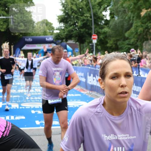 29.06.2025 - hella hamburg halbmarathon Zöllner http://msf.ph/oto/8251342 29.06.2025 10:58:17 Ziel 1595, 2907, 4426, 4592, 6104, 8290, 9230, 11645, 14631, 15125, 18068 meine-sportfotos.de