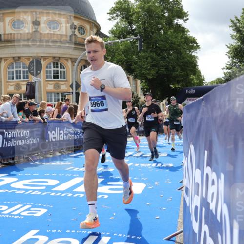 29.06.2025 - hella hamburg halbmarathon Strokosch-Dieckow http://msf.ph/oto/8251357 29.06.2025 10:40:33 Ziel 1912, 2324, 2714, 4843, 6649, 7284, 8966, 10978, 11767, 12365, 12540, 12865, 14272, 14820, 15015, 15164, 15247, 15493, 15542, 16599, 17214, 17724, 18192, 18399 meine-sportfotos.de