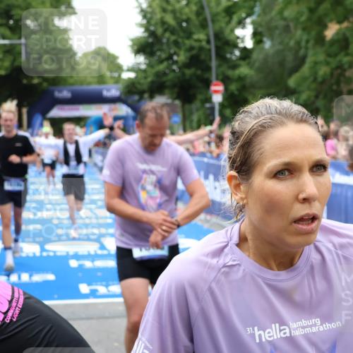 29.06.2025 - hella hamburg halbmarathon Zöllner http://msf.ph/oto/8251363 29.06.2025 10:58:17 Ziel 1595, 2907, 4426, 4592, 6104, 8290, 9230, 11645, 14631, 15125, 18068 meine-sportfotos.de
