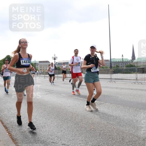 29.06.2025 - hella hamburg halbmarathon Lena Gebhardt http://msf.ph/oto/8251374 29.06.2025 10:45:42 Lombardsbrücke 1004, 1033, 1060, 1085, 1100, 1104, 1421, 1426, 1555, 1713, 1798, 1854, 1983, 2008, 2216, 2217, 2398, 2522, 2550, 2657, 2664, 2917, 2954, 2965, 2973, 3160, 3164, 3357, 3377, 3879, 3993, 4099, 4102, 4104, 4224, 4306, 4317, 4388, 4504, 4572, 4820, 4851, 5044, 5099, 5108, 5339, 5635, 5636, 5949, 6133, 6150, 6333, 6623, 6763, 6788, 6911, 6922, 6980, 7268, 7283, 7356, 7530, 7541, 7605, 7859, 8605, 8745, 9120, 9121, 9620, 10030, 10182, 10225, 10327, 10329, 10367, 10511, 11314 meine-sportfotos.de