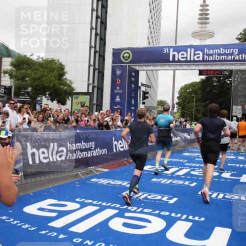 29.06.2025 - hella hamburg halbmarathon Michael Strokosch http://msf.ph/oto/8251380 29.06.2025 10:58:23 Ziel 1595, 4550, 4592, 4708, 6104, 6138, 6147, 9230, 9485, 11645, 14631, 15434, 18068, 18266 meine-sportfotos.de