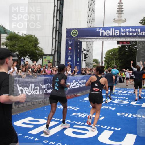 29.06.2025 - hella hamburg halbmarathon Michael Strokosch http://msf.ph/oto/8251396 29.06.2025 10:58:24 Ziel 1595, 4550, 4592, 4708, 6138, 6147, 9230, 9485, 11645, 14631, 15434, 18266 meine-sportfotos.de