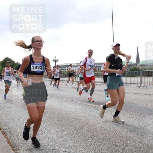 29.06.2025 - hella hamburg halbmarathon Lena Gebhardt http://msf.ph/oto/8251437 29.06.2025 10:45:42 Lombardsbrücke 1004, 1033, 1060, 1085, 1100, 1104, 1421, 1426, 1555, 1713, 1798, 1854, 1983, 2008, 2216, 2217, 2398, 2522, 2550, 2657, 2664, 2917, 2954, 2965, 2973, 3160, 3164, 3357, 3377, 3879, 3993, 4099, 4102, 4104, 4224, 4306, 4317, 4388, 4504, 4572, 4820, 4851, 5044, 5099, 5108, 5339, 5635, 5636, 5949, 6133, 6150, 6333, 6623, 6763, 6788, 6911, 6922, 6980, 7268, 7283, 7356, 7530, 7541, 7605, 7859, 8605, 8745, 9120, 9121, 9620, 10030, 10182, 10225, 10327, 10329, 10367, 10511, 11314 meine-sportfotos.de