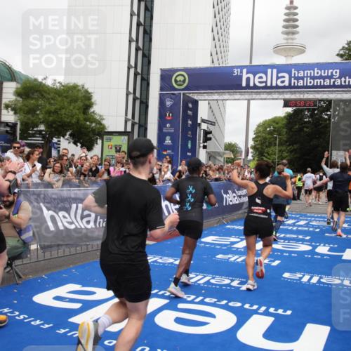 29.06.2025 - hella hamburg halbmarathon Michael Strokosch http://msf.ph/oto/8251439 29.06.2025 10:58:24 Ziel 1595, 4550, 4592, 4708, 6138, 6147, 9230, 9485, 11645, 14631, 15434, 18266 meine-sportfotos.de