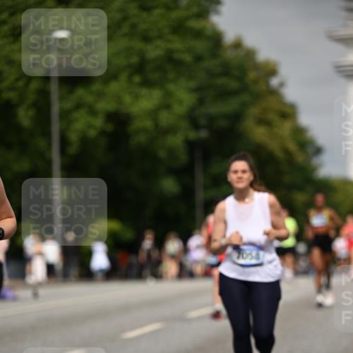 29.06.2025 - hella hamburg halbmarathon Dr. Thomas Lammeyer http://msf.ph/oto/8251457 29.06.2025 10:14:23 Kennedybrücke 1052, 1186, 1456, 1483, 1513, 4389, 7058, 7250, 7685, 8685, 9150, 9681, 9829, 9988 meine-sportfotos.de