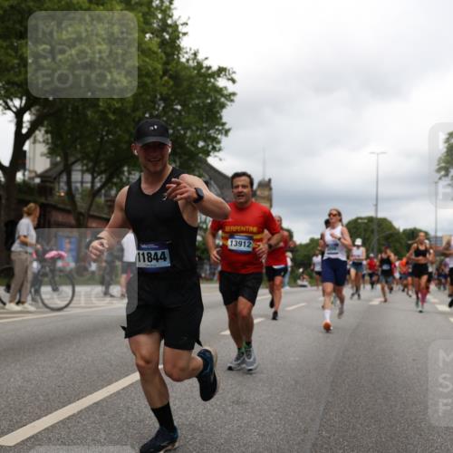 29.06.2025 - hella hamburg halbmarathon Yannick Fuchs http://msf.ph/oto/8251459 29.06.2025 10:47:58 20KM 1267, 1422, 1442, 1502, 1549, 1870, 2058, 2070, 2432, 2518, 2630, 3096, 3103, 3819, 4299, 5020, 5259, 6260, 6294, 6374, 7129, 7395, 7478, 7973, 8285, 8394, 9032, 9380, 9791, 9922, 10040, 11009, 11068, 11430, 11789, 11844, 12321, 12607, 12632, 13033, 13147, 13397, 13794, 13803, 13912, 14026, 14239, 14702, 15146, 15441, 15838, 15856, 15946, 16623, 16780, 17348, 17482, 18143, 18308, 18418, 18450, 18514, 18612, 19067 meine-sportfotos.de