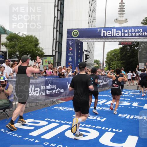 29.06.2025 - hella hamburg halbmarathon Michael Strokosch http://msf.ph/oto/8251476 29.06.2025 10:58:24 Ziel 1595, 4550, 4592, 4708, 6138, 6147, 9230, 9485, 11645, 14631, 15434, 18266 meine-sportfotos.de