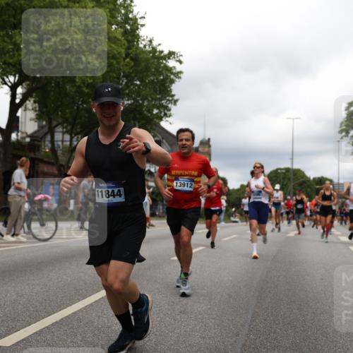 29.06.2025 - hella hamburg halbmarathon Yannick Fuchs http://msf.ph/oto/8251499 29.06.2025 10:47:58 20KM 1267, 1422, 1442, 1502, 1549, 1870, 2058, 2070, 2432, 2518, 2630, 3096, 3103, 3819, 4299, 5020, 5259, 6260, 6294, 6374, 7129, 7395, 7478, 7973, 8285, 8394, 9032, 9380, 9791, 9922, 10040, 11009, 11068, 11430, 11789, 11844, 12321, 12607, 12632, 13033, 13147, 13397, 13794, 13803, 13912, 14026, 14239, 14702, 15146, 15441, 15838, 15856, 15946, 16623, 16780, 17348, 17482, 18143, 18308, 18418, 18450, 18514, 18612, 19067 meine-sportfotos.de
