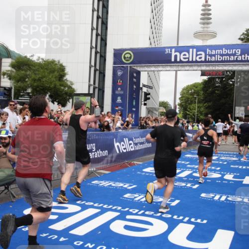 29.06.2025 - hella hamburg halbmarathon Michael Strokosch http://msf.ph/oto/8251515 29.06.2025 10:58:25 Ziel 1595, 4550, 4592, 4708, 5347, 6138, 6147, 9230, 9485, 11645, 11808, 14355, 15434, 18266, 18891 meine-sportfotos.de