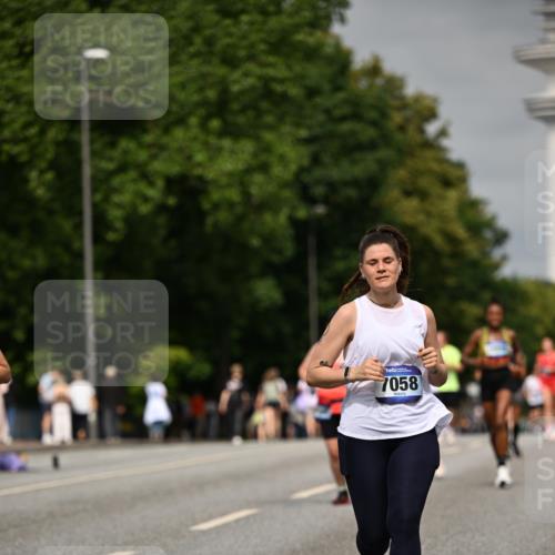 29.06.2025 - hella hamburg halbmarathon Dr. Thomas Lammeyer http://msf.ph/oto/8251530 29.06.2025 10:14:23 Kennedybrücke 1052, 1186, 1456, 1483, 1513, 4389, 7058, 7250, 7685, 8685, 9150, 9681, 9829, 9988 meine-sportfotos.de