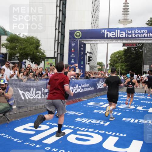 29.06.2025 - hella hamburg halbmarathon Michael Strokosch http://msf.ph/oto/8251553 29.06.2025 10:58:25 Ziel 1595, 4550, 4592, 4708, 5347, 6138, 6147, 9230, 9485, 11645, 11808, 14355, 15434, 18266, 18891 meine-sportfotos.de