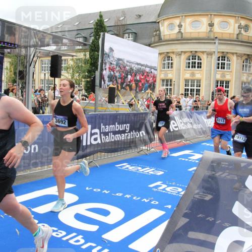 29.06.2025 - hella hamburg halbmarathon Michael Strokosch http://msf.ph/oto/8251578 29.06.2025 10:50:05 Ziel 1216, 1321, 2020, 3692, 3852, 7100, 7657, 9031, 9213, 9303, 9965, 12271, 13225, 13758, 16403, 16716, 18884, 19112 meine-sportfotos.de