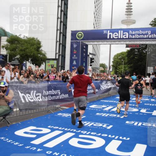 29.06.2025 - hella hamburg halbmarathon Michael Strokosch http://msf.ph/oto/8251587 29.06.2025 10:58:25 Ziel 1595, 4550, 4592, 4708, 5347, 6138, 6147, 9230, 9485, 11645, 11808, 14355, 15434, 18266, 18891 meine-sportfotos.de