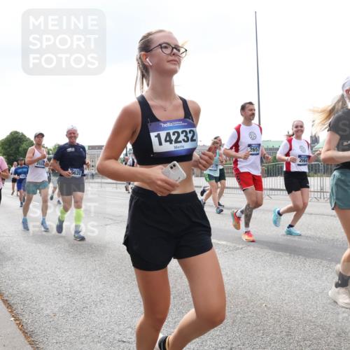 29.06.2025 - hella hamburg halbmarathon Lena Gebhardt http://msf.ph/oto/8251592 29.06.2025 10:45:42 Lombardsbrücke 1004, 1033, 1060, 1085, 1100, 1104, 1421, 1426, 1555, 1713, 1798, 1854, 1983, 2008, 2216, 2217, 2398, 2522, 2550, 2657, 2664, 2917, 2954, 2965, 2973, 3160, 3164, 3357, 3377, 3879, 3993, 4099, 4102, 4104, 4224, 4306, 4317, 4388, 4504, 4572, 4820, 4851, 5044, 5099, 5108, 5339, 5635, 5636, 5949, 6133, 6150, 6333, 6623, 6763, 6788, 6911, 6922, 6980, 7268, 7283, 7356, 7530, 7541, 7605, 7859, 8605, 8745, 9120, 9121, 9620, 10030, 10182, 10225, 10327, 10329, 10367, 10511, 11314 meine-sportfotos.de