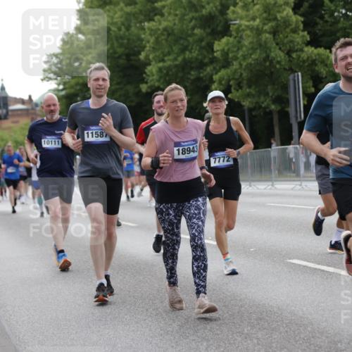 29.06.2025 - hella hamburg halbmarathon Jannik Wohlers http://msf.ph/oto/8251609 29.06.2025 10:31:02 Lombardsbrücke 1292, 1979, 2414, 2914, 4817, 4953, 5165, 5437, 5846, 5943, 6057, 6078, 6546, 6573, 7604, 7772, 8050, 9183, 10111, 10240, 10586, 11587, 13724, 14349, 15024, 15222, 15575, 15725, 16457, 16978, 17404, 17517, 17587, 17706, 17989, 18390, 18507, 18672, 18883, 18943 meine-sportfotos.de