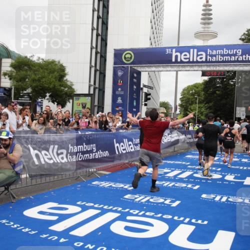 29.06.2025 - hella hamburg halbmarathon Michael Strokosch http://msf.ph/oto/8251622 29.06.2025 10:58:26 Ziel 1595, 4550, 4592, 4708, 5347, 6138, 6147, 7476, 9230, 9485, 11645, 11808, 14355, 15434, 16531, 17415, 18266, 18891 meine-sportfotos.de
