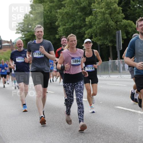 29.06.2025 - hella hamburg halbmarathon Jannik Wohlers http://msf.ph/oto/8251636 29.06.2025 10:31:02 Lombardsbrücke 1292, 1979, 2414, 2914, 4817, 4953, 5165, 5437, 5846, 5943, 6057, 6078, 6546, 6573, 7604, 7772, 8050, 9183, 10111, 10240, 10586, 11587, 13724, 14349, 15024, 15222, 15575, 15725, 16457, 16978, 17404, 17517, 17587, 17706, 17989, 18390, 18507, 18672, 18883, 18943 meine-sportfotos.de