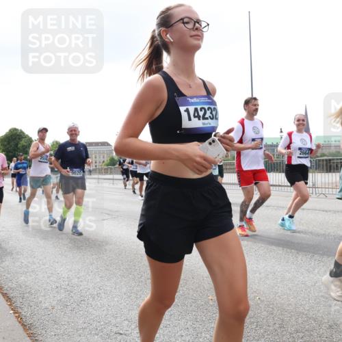 29.06.2025 - hella hamburg halbmarathon Lena Gebhardt http://msf.ph/oto/8251654 29.06.2025 10:45:42 Lombardsbrücke 1004, 1033, 1060, 1085, 1100, 1104, 1421, 1426, 1555, 1713, 1798, 1854, 1983, 2008, 2216, 2217, 2398, 2522, 2550, 2657, 2664, 2917, 2954, 2965, 2973, 3160, 3164, 3357, 3377, 3879, 3993, 4099, 4102, 4104, 4224, 4306, 4317, 4388, 4504, 4572, 4820, 4851, 5044, 5099, 5108, 5339, 5635, 5636, 5949, 6133, 6150, 6333, 6623, 6763, 6788, 6911, 6922, 6980, 7268, 7283, 7356, 7530, 7541, 7605, 7859, 8605, 8745, 9120, 9121, 9620, 10030, 10182, 10225, 10327, 10329, 10367, 10511, 11314 meine-sportfotos.de