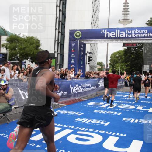 29.06.2025 - hella hamburg halbmarathon Michael Strokosch http://msf.ph/oto/8251660 29.06.2025 10:58:26 Ziel 1595, 4550, 4592, 4708, 5347, 6138, 6147, 7476, 9230, 9485, 11645, 11808, 14355, 15434, 16531, 17415, 18266, 18891 meine-sportfotos.de