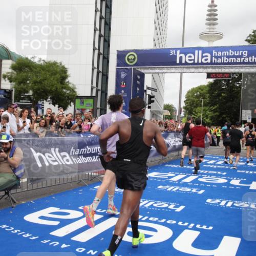29.06.2025 - hella hamburg halbmarathon Michael Strokosch http://msf.ph/oto/8251702 29.06.2025 10:58:27 Ziel 1595, 4550, 4708, 4767, 5347, 6138, 6147, 7476, 9485, 11645, 11808, 14355, 15434, 16531, 17415, 18266, 18891 meine-sportfotos.de