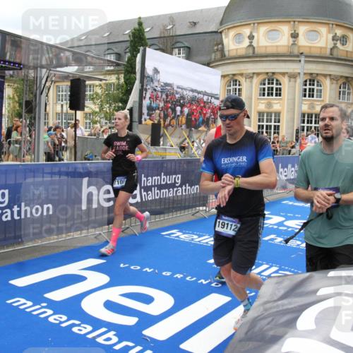 29.06.2025 - hella hamburg halbmarathon Michael Strokosch http://msf.ph/oto/8251737 29.06.2025 10:50:06 Ziel 1216, 1321, 1507, 2020, 3562, 3692, 3852, 7100, 7657, 9031, 9213, 9303, 9965, 12203, 12271, 13225, 13758, 14257, 16403, 18228, 18657, 18658, 18884, 19112 meine-sportfotos.de