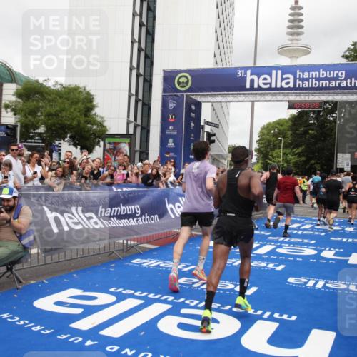 29.06.2025 - hella hamburg halbmarathon Michael Strokosch http://msf.ph/oto/8251741 29.06.2025 10:58:27 Ziel 1595, 4550, 4708, 4767, 5347, 6138, 6147, 7476, 9485, 11645, 11808, 14355, 15434, 16531, 17415, 18266, 18891 meine-sportfotos.de