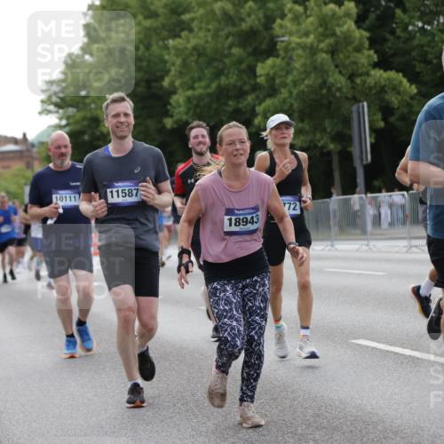 29.06.2025 - hella hamburg halbmarathon Jannik Wohlers http://msf.ph/oto/8251769 29.06.2025 10:31:02 Lombardsbrücke 1292, 1979, 2414, 2914, 4817, 4953, 5165, 5437, 5846, 5943, 6057, 6078, 6546, 6573, 7604, 7772, 8050, 9183, 10111, 10240, 10586, 11587, 13724, 14349, 15024, 15222, 15575, 15725, 16457, 16978, 17404, 17517, 17587, 17706, 17989, 18390, 18507, 18672, 18883, 18943 meine-sportfotos.de