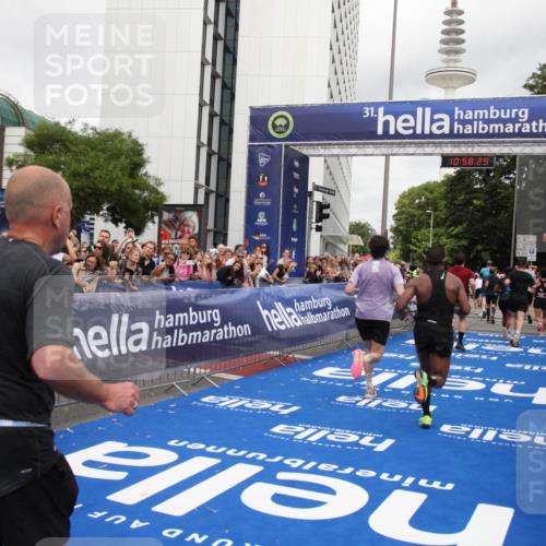 29.06.2025 - hella hamburg halbmarathon Michael Strokosch http://msf.ph/oto/8251781 29.06.2025 10:58:28 Ziel 4550, 4708, 4767, 5347, 6138, 6147, 7476, 9485, 11808, 14355, 15434, 16531, 17415, 18266, 18891, 19166 meine-sportfotos.de