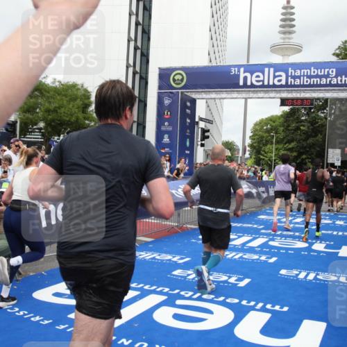 29.06.2025 - hella hamburg halbmarathon Michael Strokosch http://msf.ph/oto/8251809 29.06.2025 10:58:29 Ziel 4550, 4708, 4767, 5347, 6138, 6147, 7476, 9485, 11808, 14355, 15434, 16531, 17415, 18266, 18891, 19166 meine-sportfotos.de