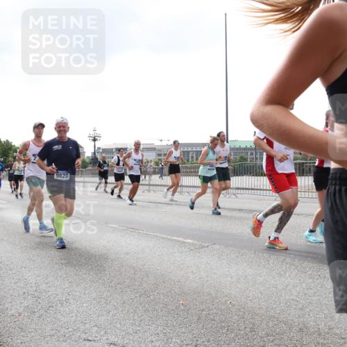 29.06.2025 - hella hamburg halbmarathon Lena Gebhardt http://msf.ph/oto/8251822 29.06.2025 10:45:43 Lombardsbrücke 1004, 1033, 1060, 1085, 1100, 1104, 1421, 1426, 1555, 1713, 1798, 1854, 1867, 1868, 1983, 2008, 2216, 2217, 2398, 2522, 2550, 2657, 2664, 2917, 2954, 2965, 2973, 3357, 3377, 3879, 3993, 4099, 4102, 4104, 4224, 4306, 4317, 4388, 4504, 4572, 4820, 5044, 5099, 5108, 5339, 5635, 5636, 5949, 6133, 6150, 6333, 6623, 6763, 6788, 6911, 6922, 6980, 7268, 7283, 7356, 7530, 7541, 7605, 7859, 8605, 8745, 9120, 9121, 9620, 10030, 10182, 10225, 10327, 10329, 10367, 10511, 11314 meine-sportfotos.de