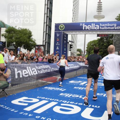 29.06.2025 - hella hamburg halbmarathon Michael Strokosch http://msf.ph/oto/8251845 29.06.2025 10:58:30 Ziel 4550, 4767, 5347, 6138, 7476, 9485, 11808, 14355, 15434, 16531, 17415, 18266, 18891, 19166 meine-sportfotos.de