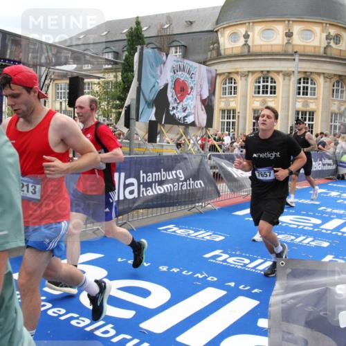 29.06.2025 - hella hamburg halbmarathon Michael Strokosch http://msf.ph/oto/8251881 29.06.2025 10:50:07 Ziel 1216, 1321, 1507, 2020, 3562, 3692, 3852, 7100, 7657, 8313, 9031, 9213, 9303, 9965, 12203, 12271, 13225, 13282, 13758, 14257, 16403, 18228, 18657, 18658, 18884, 19112 meine-sportfotos.de