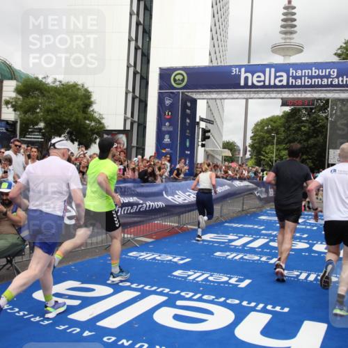 29.06.2025 - hella hamburg halbmarathon Michael Strokosch http://msf.ph/oto/8251883 29.06.2025 10:58:30 Ziel 4550, 4767, 5347, 6138, 7476, 9485, 11808, 14355, 15434, 16531, 17415, 18266, 18891, 19166 meine-sportfotos.de