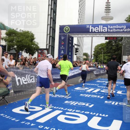 29.06.2025 - hella hamburg halbmarathon Michael Strokosch http://msf.ph/oto/8251925 29.06.2025 10:58:30 Ziel 4550, 4767, 5347, 6138, 7476, 9485, 11808, 14355, 15434, 16531, 17415, 18266, 18891, 19166 meine-sportfotos.de