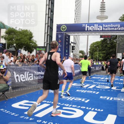 29.06.2025 - hella hamburg halbmarathon Michael Strokosch http://msf.ph/oto/8251945 29.06.2025 10:58:31 Ziel 4550, 4767, 5347, 6138, 7476, 11808, 14355, 16531, 17415, 18266, 18891, 19166 meine-sportfotos.de