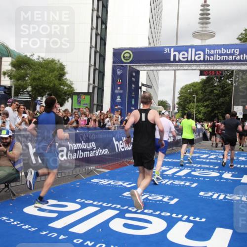 29.06.2025 - hella hamburg halbmarathon Michael Strokosch http://msf.ph/oto/8251953 29.06.2025 10:58:31 Ziel 4550, 4767, 5347, 6138, 7476, 11808, 14355, 16531, 17415, 18266, 18891, 19166 meine-sportfotos.de