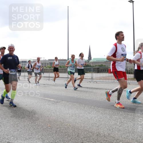 29.06.2025 - hella hamburg halbmarathon Lena Gebhardt http://msf.ph/oto/8251961 29.06.2025 10:45:43 Lombardsbrücke 1004, 1033, 1060, 1085, 1100, 1104, 1421, 1426, 1555, 1713, 1798, 1854, 1867, 1868, 1983, 2008, 2216, 2217, 2398, 2522, 2550, 2657, 2664, 2917, 2954, 2965, 2973, 3357, 3377, 3879, 3993, 4099, 4102, 4104, 4224, 4306, 4317, 4388, 4504, 4572, 4820, 5044, 5099, 5108, 5339, 5635, 5636, 5949, 6133, 6150, 6333, 6623, 6763, 6788, 6911, 6922, 6980, 7268, 7283, 7356, 7530, 7541, 7605, 7859, 8605, 8745, 9120, 9121, 9620, 10030, 10182, 10225, 10327, 10329, 10367, 10511, 11314 meine-sportfotos.de