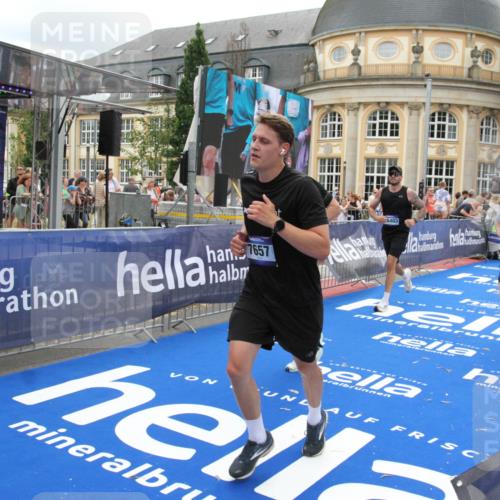 29.06.2025 - hella hamburg halbmarathon Michael Strokosch http://msf.ph/oto/8251967 29.06.2025 10:50:07 Ziel 1216, 1321, 1507, 2020, 3562, 3692, 3852, 7100, 7657, 8313, 9031, 9213, 9303, 9965, 12203, 12271, 13225, 13282, 13758, 14257, 16403, 18228, 18657, 18658, 18884, 19112 meine-sportfotos.de