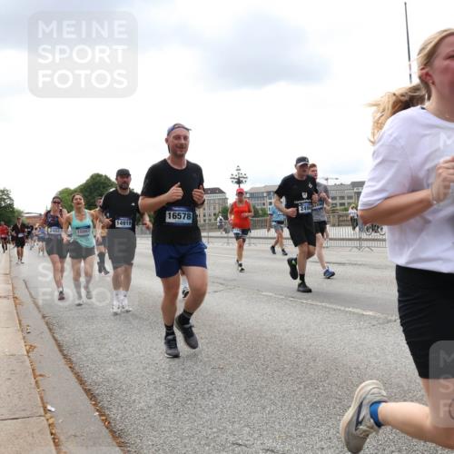 29.06.2025 - hella hamburg halbmarathon Lena Gebhardt http://msf.ph/oto/8251971 29.06.2025 10:34:12 Lombardsbrücke 1189, 1275, 1417, 1672, 1705, 1787, 1896, 2265, 2412, 2464, 2482, 2496, 2510, 2511, 2526, 2801, 2933, 3145, 3264, 3340, 3345, 3829, 3848, 4479, 4540, 4696, 4807, 4824, 4826, 4942, 5557, 5561, 5566, 5584, 5609, 5691, 5821, 5822, 5887, 6105, 6364, 6515, 6516, 6571, 6574, 6956, 7027, 7324, 7329, 7565, 8202, 8277, 8349, 8375, 8377, 8383, 8401, 8705, 8965, 9094, 9379, 9875, 9995, 10007, 10071, 10360, 10561, 10564, 11872, 13957, 16682, 16919, 17230, 18158, 18941 meine-sportfotos.de