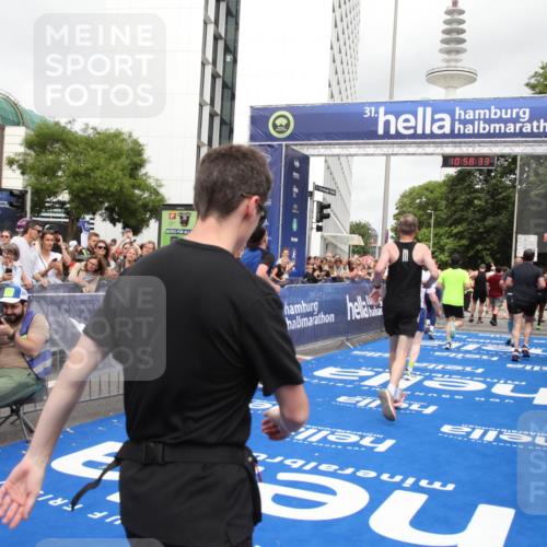 29.06.2025 - hella hamburg halbmarathon Michael Strokosch http://msf.ph/oto/8251972 29.06.2025 10:58:32 Ziel 4550, 4767, 5341, 5347, 7476, 11808, 14355, 16531, 17415, 18266, 18891, 19166 meine-sportfotos.de