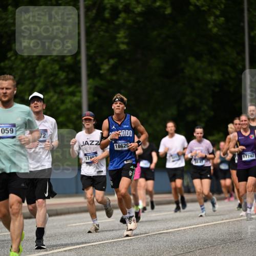 29.06.2025 - hella hamburg halbmarathon Dr. Thomas Lammeyer http://msf.ph/oto/8251988 29.06.2025 10:35:01 Kennedybrücke 1059, 1472, 1773, 2097, 2414, 2505, 2569, 3131, 3443, 4561, 4817, 5437, 6057, 6195, 6546, 6616, 6620, 6725, 6787, 7071, 7351, 7604, 8050, 8792, 9576, 9937, 10989 meine-sportfotos.de