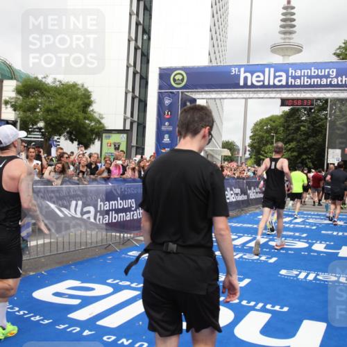 29.06.2025 - hella hamburg halbmarathon Michael Strokosch http://msf.ph/oto/8252022 29.06.2025 10:58:32 Ziel 4550, 4767, 5341, 5347, 7476, 11808, 14355, 16531, 17415, 18266, 18891, 19166 meine-sportfotos.de