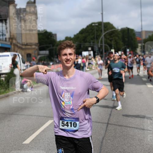 29.06.2025 - hella hamburg halbmarathon Yannick Fuchs http://msf.ph/oto/8252025 29.06.2025 10:35:33 20KM 1136, 1631, 1677, 2568, 2797, 2949, 3332, 3618, 4205, 4303, 4380, 4634, 4871, 4889, 5007, 5014, 5026, 5410, 5709, 6429, 6683, 6771, 7080, 7284, 7378, 7774, 7796, 8074, 8122, 8966, 9358, 9640, 9659, 9711, 9755, 9979, 10375, 10783, 10934, 10978, 11062, 11765, 11922, 11959, 12292, 12365, 12385, 12895, 13268, 13457, 14555, 14661, 14820, 15164, 15247, 16201, 16249, 16347, 16599, 17720, 17834, 17971, 18045, 18049, 18399, 18412, 18573 meine-sportfotos.de