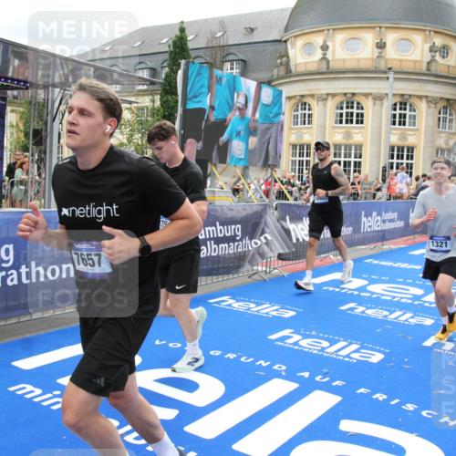 29.06.2025 - hella hamburg halbmarathon Michael Strokosch http://msf.ph/oto/8252026 29.06.2025 10:50:07 Ziel 1216, 1321, 1507, 2020, 3562, 3692, 3852, 7100, 7657, 8313, 9031, 9213, 9303, 9965, 12203, 12271, 13225, 13282, 13758, 14257, 16403, 18228, 18657, 18658, 18884, 19112 meine-sportfotos.de