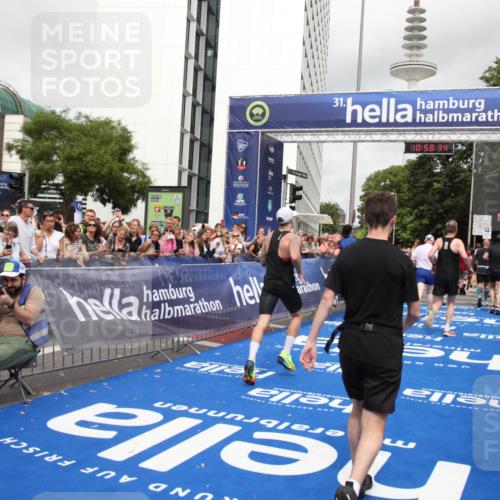 29.06.2025 - hella hamburg halbmarathon Michael Strokosch http://msf.ph/oto/8252060 29.06.2025 10:58:33 Ziel 4767, 5341, 5347, 7476, 9316, 11808, 12712, 12879, 14355, 16531, 17415, 18556, 18891, 19166 meine-sportfotos.de