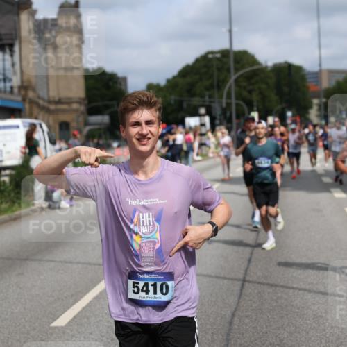 29.06.2025 - hella hamburg halbmarathon Yannick Fuchs http://msf.ph/oto/8252073 29.06.2025 10:35:33 20KM 1136, 1631, 1677, 2568, 2797, 2949, 3332, 3618, 4205, 4303, 4380, 4634, 4871, 4889, 5007, 5014, 5026, 5410, 5709, 6429, 6683, 6771, 7080, 7284, 7378, 7774, 7796, 8074, 8122, 8966, 9358, 9640, 9659, 9711, 9755, 9979, 10375, 10783, 10934, 10978, 11062, 11765, 11922, 11959, 12292, 12365, 12385, 12895, 13268, 13457, 14555, 14661, 14820, 15164, 15247, 16201, 16249, 16347, 16599, 17720, 17834, 17971, 18045, 18049, 18399, 18412, 18573 meine-sportfotos.de