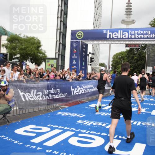 29.06.2025 - hella hamburg halbmarathon Michael Strokosch http://msf.ph/oto/8252105 29.06.2025 10:58:33 Ziel 4767, 5341, 5347, 7476, 9316, 11808, 12712, 12879, 14355, 16531, 17415, 18556, 18891, 19166 meine-sportfotos.de